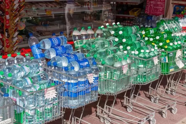 Einkaufswagen randvoll mit Wasserflaschen im Angebot