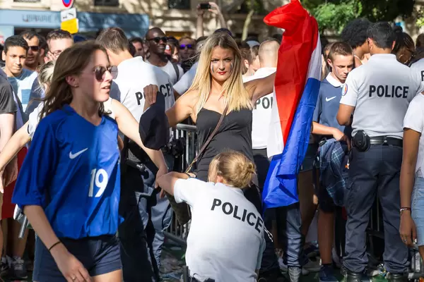 Einlasskontrolle Fanfest Paris