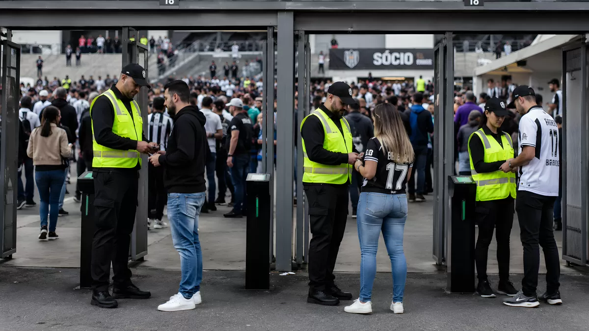 Einlasskontrolle im Fußballstadion mit Ordnern