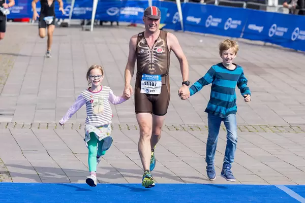 Einlauf mit den Kindern beim Triathlon