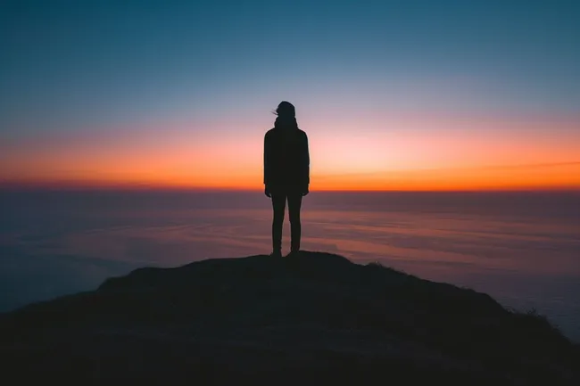 Einsamer Wanderer bei Sonnenuntergang