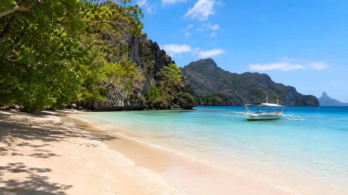 Einsames Sandstrand-Idyll mit türkisem Wasser