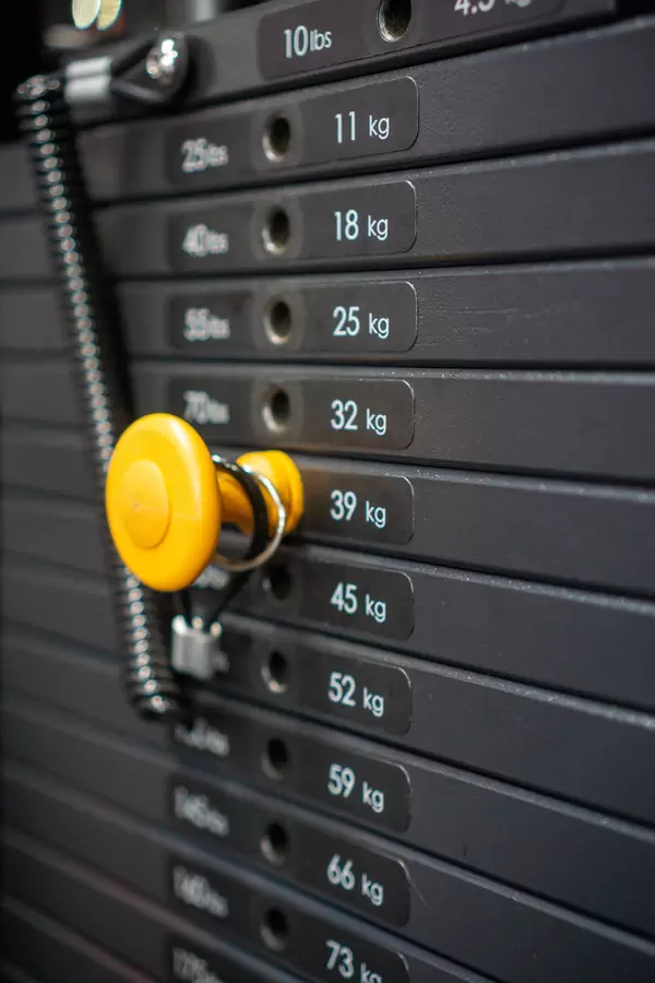 Einstellbare Stahlgewichte an einem Trainingsgerät in einem Fitnessstudio