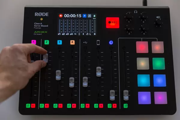 Einstellungen an dem leuchtenden Podcast-Studio RØDECaster Pro