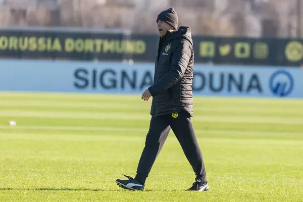 Einzelaufnahme: BVB Trainer Lucien Favre läuft auf dem Rasen und gibt den Spielern Anweisungen