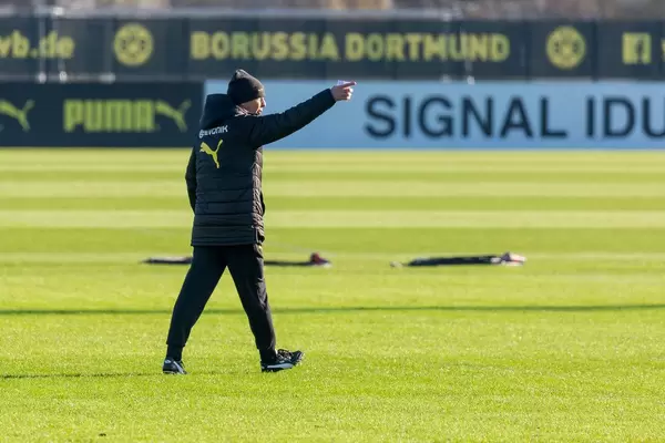 Einzelaufnahme von BVB Trainer Lucien Favre beim öffentlichen Training vom BVB an einem sonnigen Wintertag
