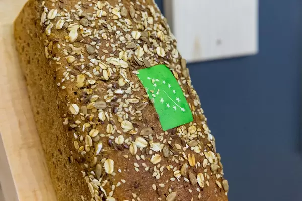 Einzelnes Mehrkornbrot mit EU-Biosiegel
