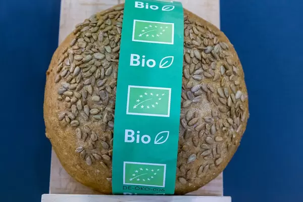 Einzelnes rundes Bio-Brot mit Sonnenblumenkernen und Bio-Siegel der EU