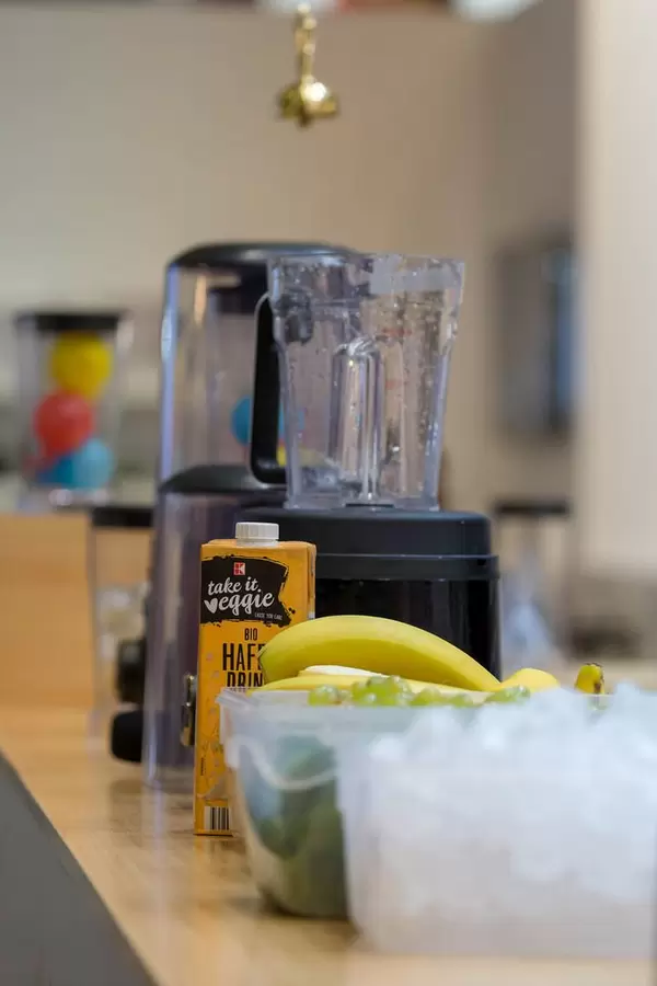 Eis, Obst, vegetarisches Getränk und ein Mixer