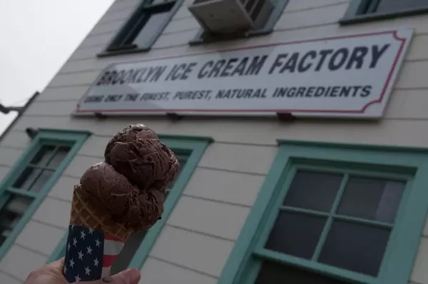 Eis von Brooklyn Ice Cream Factory in New York City, USA