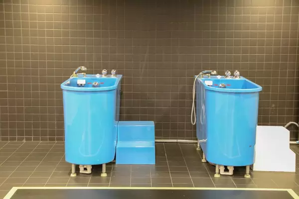 Eisbad als Regenerationsmaßnahme nach dem Fußballtraining, ausgestellt bei der Camp Nou Stadiontour & FC Barcelona Museum, in Spanien