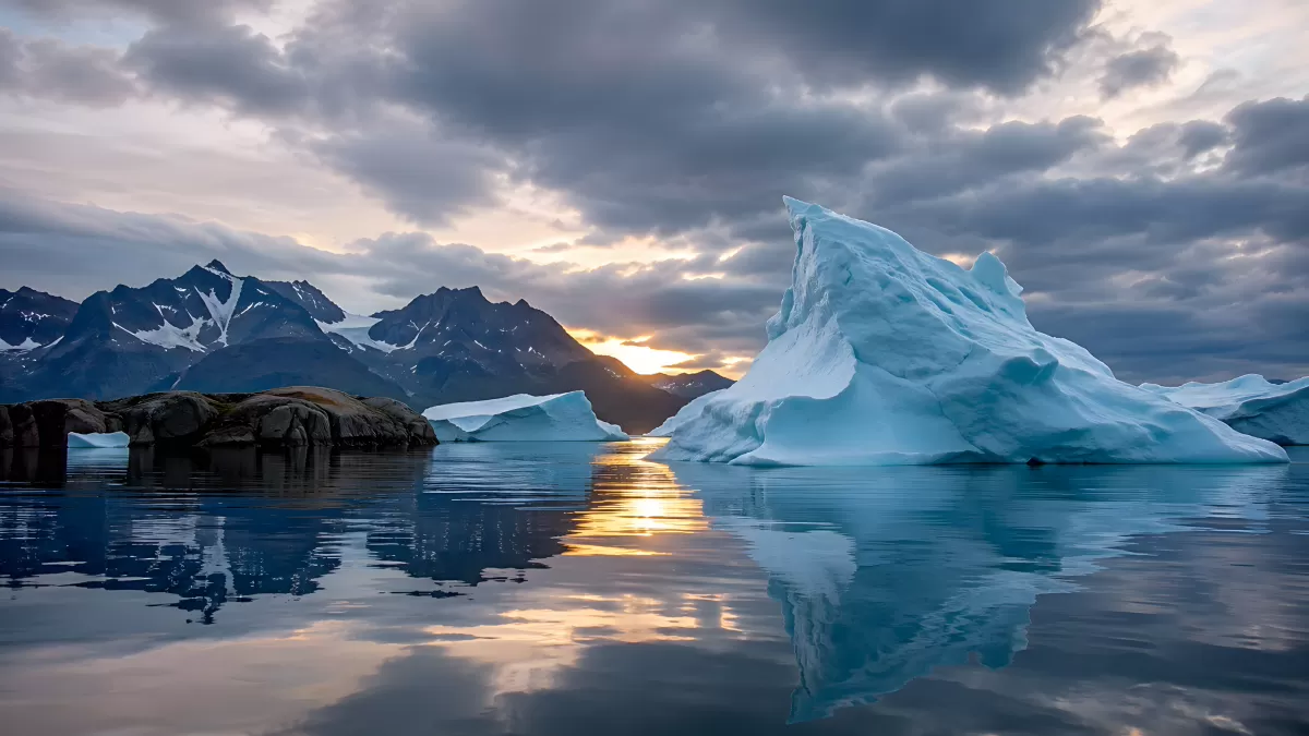 Eisberg im arktischen Fjord bei dramatischem Sonnenuntergang