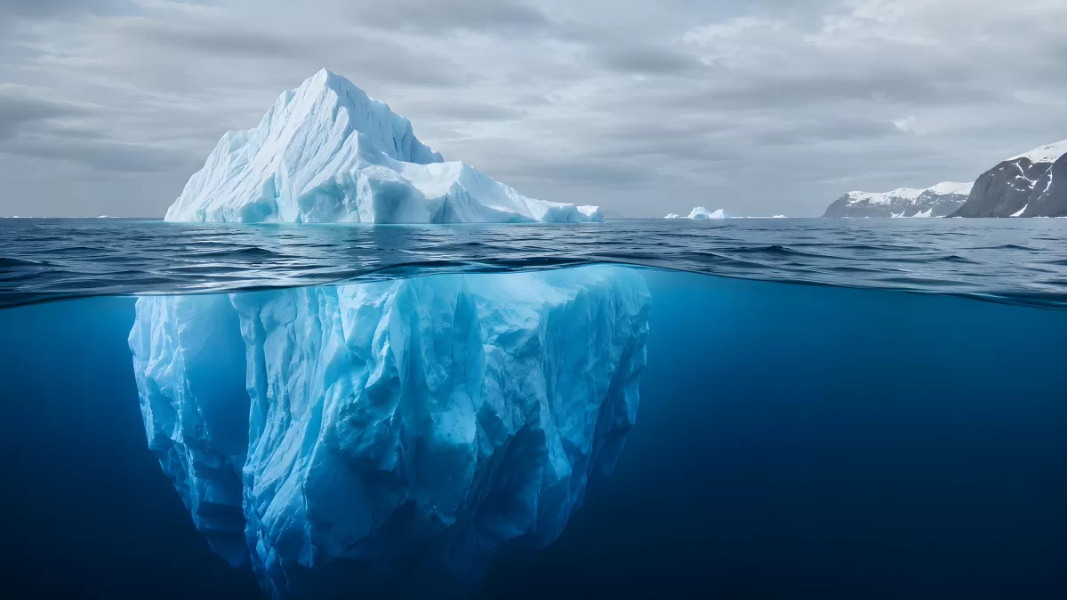 Eisberg unter und über Wasser in der Arktis