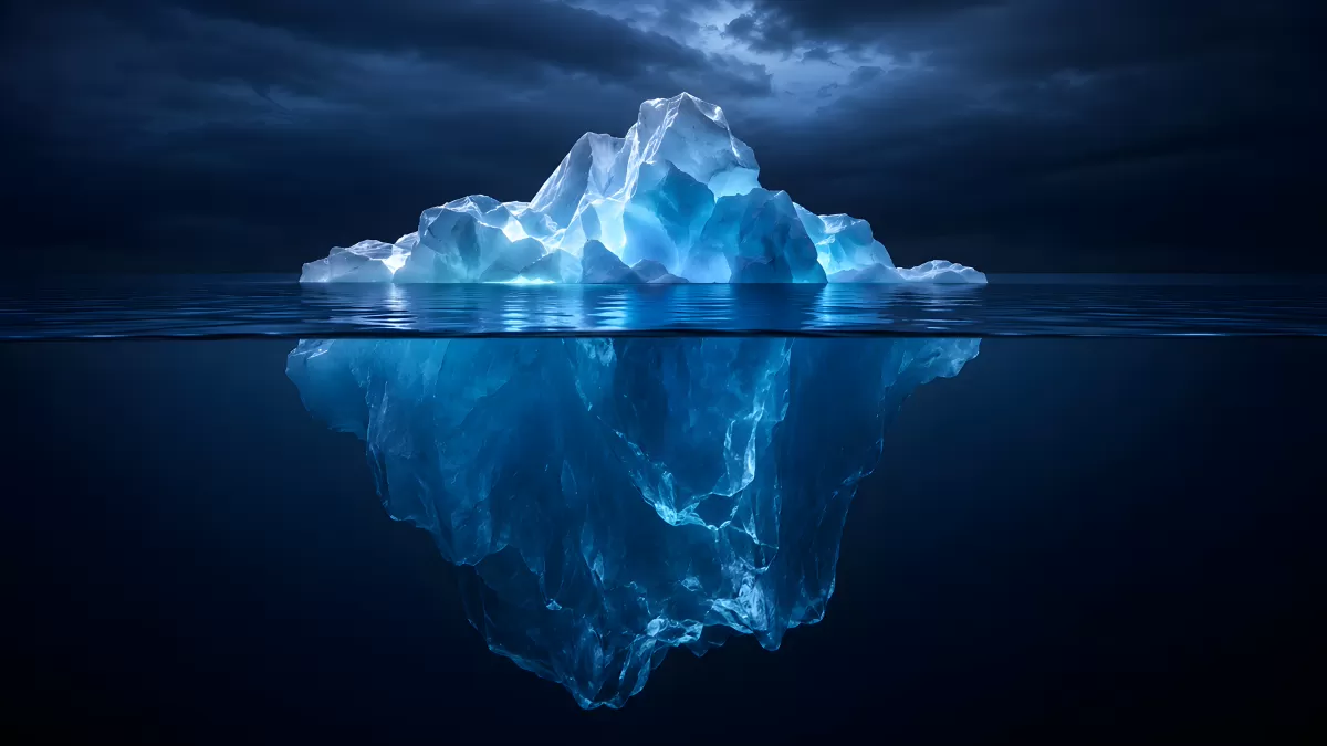 Eisberg unter Wasser mit leuchtendem Unterwasserteil