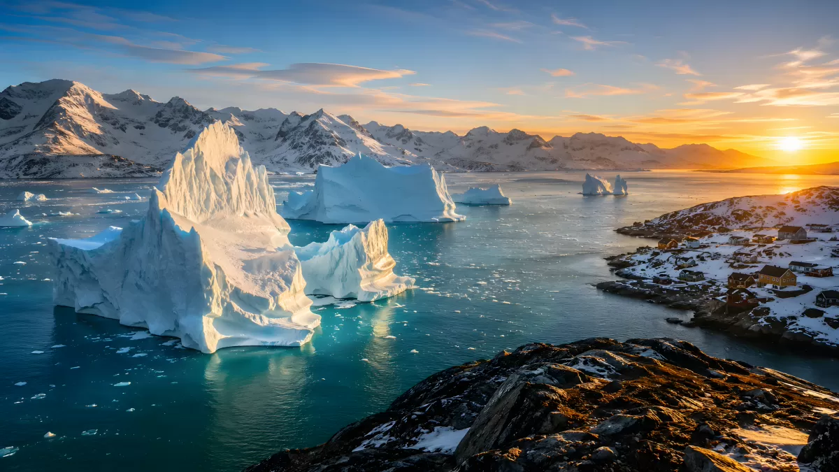 Eisberge im arktischen Fjord bei goldenem Sonnenuntergang