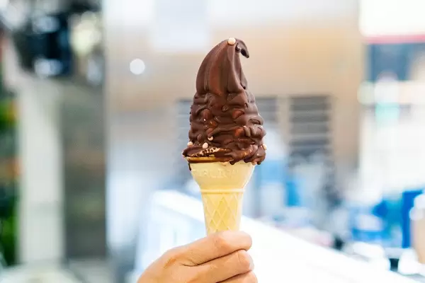 Eiscreme in Schokoladensauce getaucht, in einer Waffel