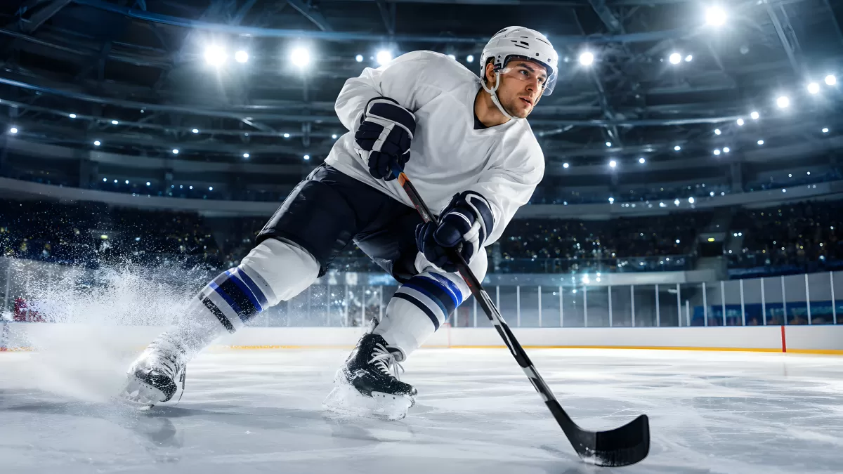 Eishockeyspieler im Wettkampf auf der Eisfläche