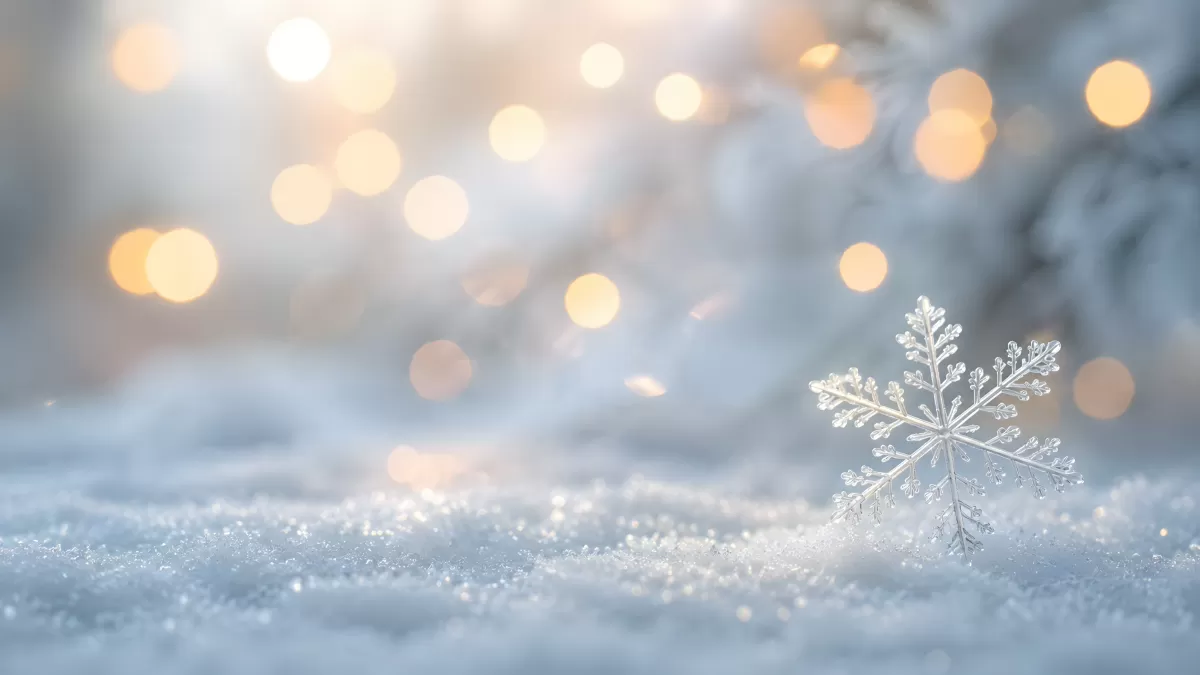 Eiskristall auf Schnee mit goldenen Bokeh-Lichtern