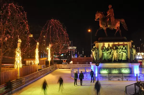 Eislaufbahn und Reiterdenkmal am Weihnachtsmarkt Köln