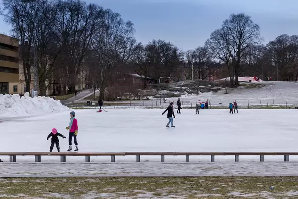 Eislaufen im Vasaparken in Stockholm