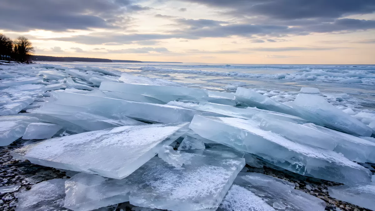 Eisschollen am Ufer eines zugefrorenen Sees im Winter