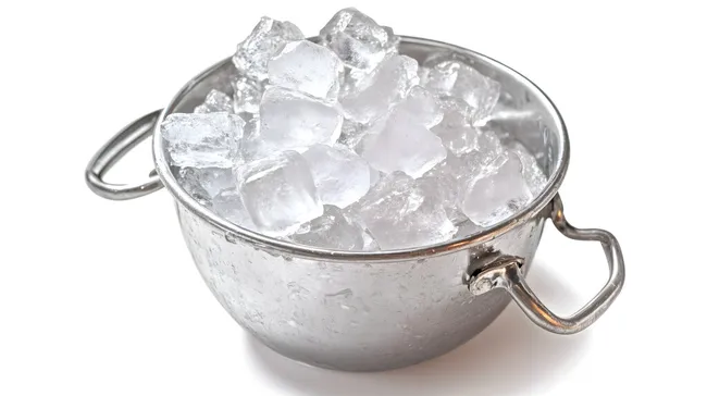 Eiswürfel in dekorativer Metallschüssel