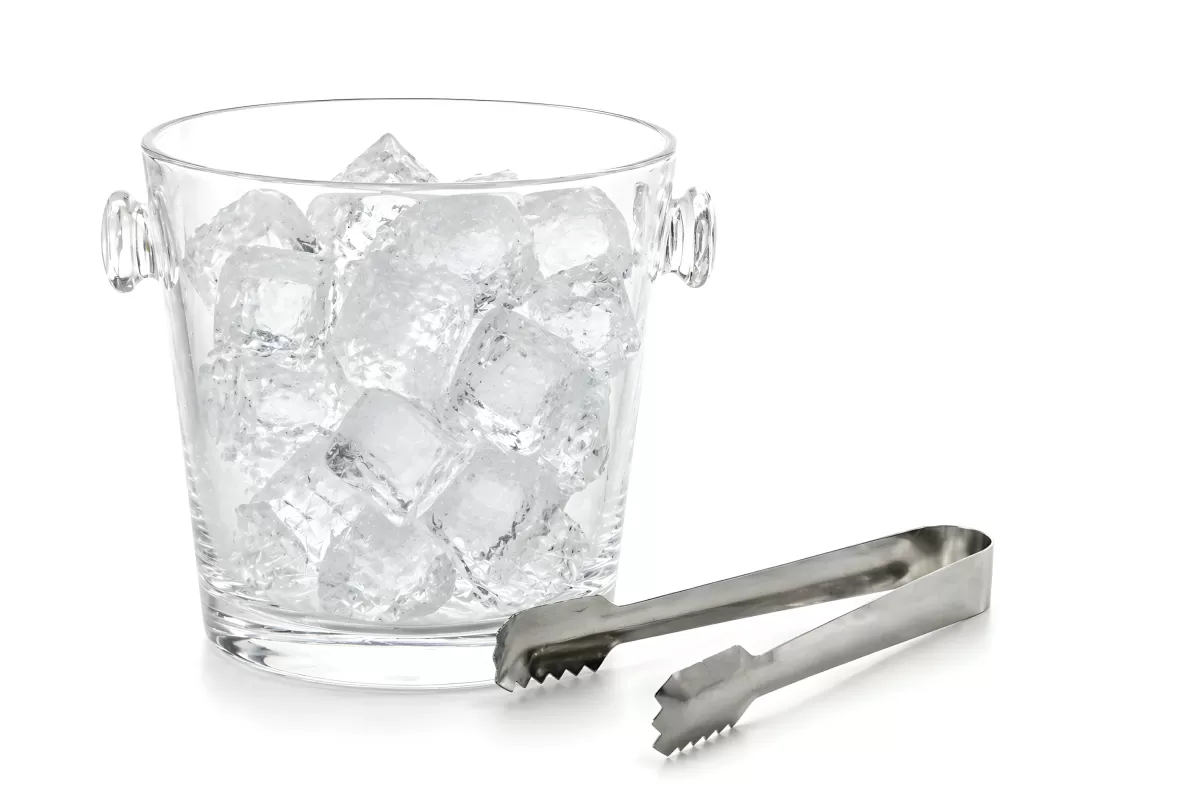 Eiswürfelbehälter aus Glas mit Zange auf weißem Hintergrund