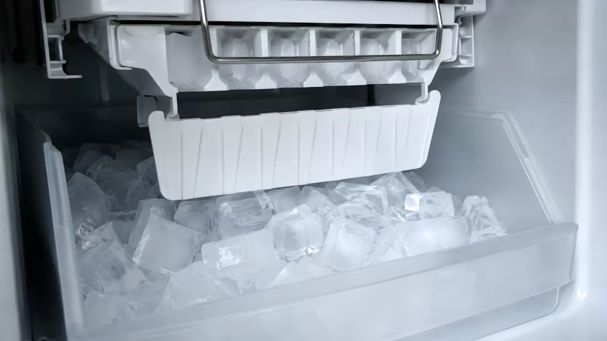 Eiswürfelbereiter im Gefrierfach mit vollem Eisbehälter