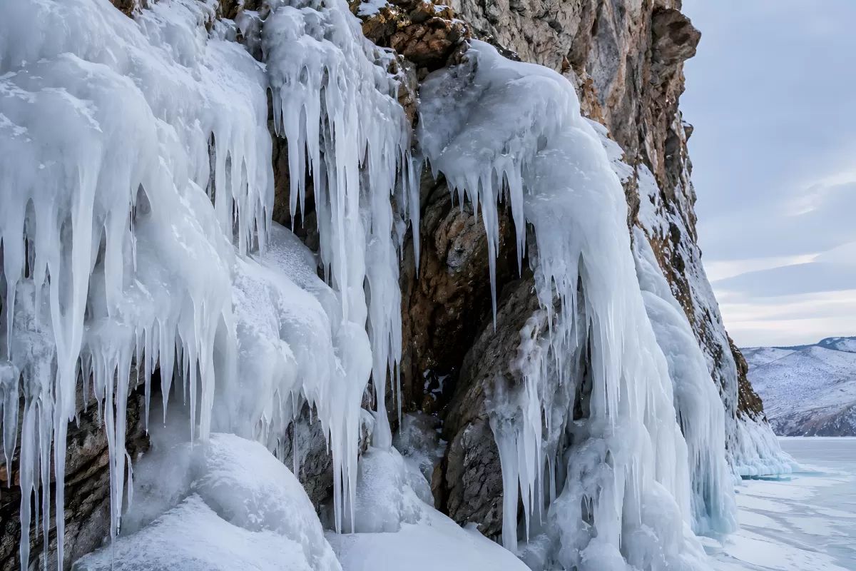 Eiszapfen an Felsen am winterlichen Baikalsee
