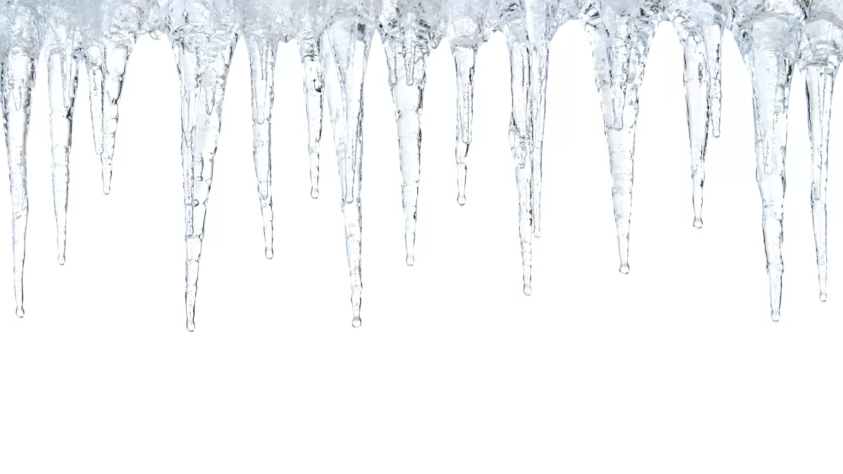 Eiszapfen hängen von oben auf weißem Hintergrund
