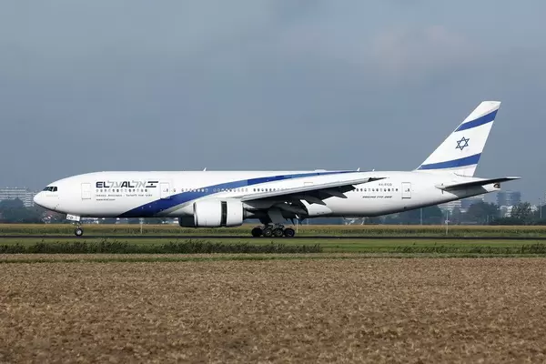El-Al-B777 rollt auf dem Amsterdamer Schiphol Flughafen