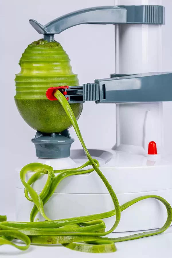 Electric fruit and vegetable peeling machine peels avocado