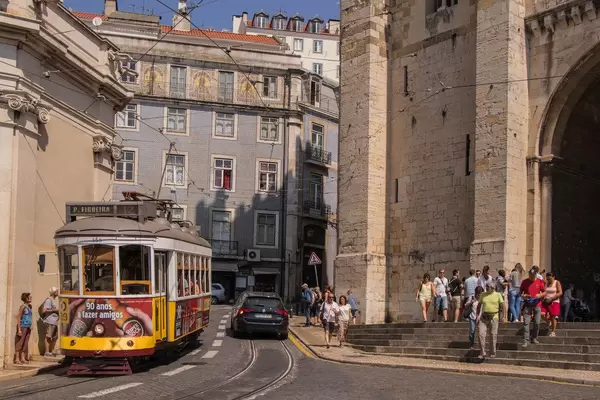 Eléctrico at Santa Maria Maior church