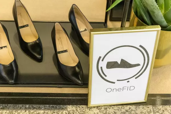 Elegante Damenschuhe aus schwarzem Leder mit leichtem Absatz in Schuhgeschäft