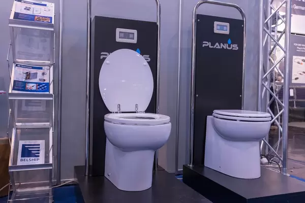 Elegante, elektrische Toilette für Boote und Yachten von Planus für Montage an Wand