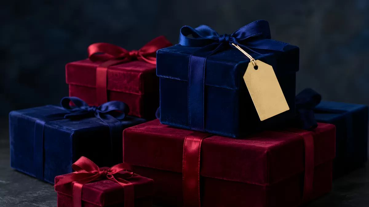 Elegante Geschenkboxen in Blau und Dunkelrot mit Schleife