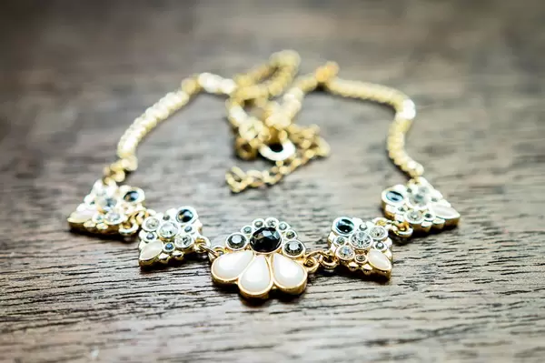 Elegante Halskette aus Gold