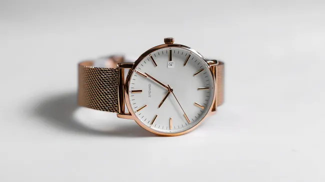 Elegante Herrenarmbanduhr in Roségold mit Mesharmband