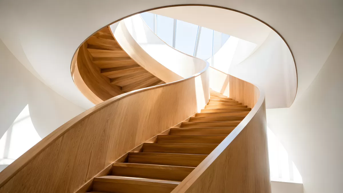 Elegante Holztreppe mit geschwungener Wendelform