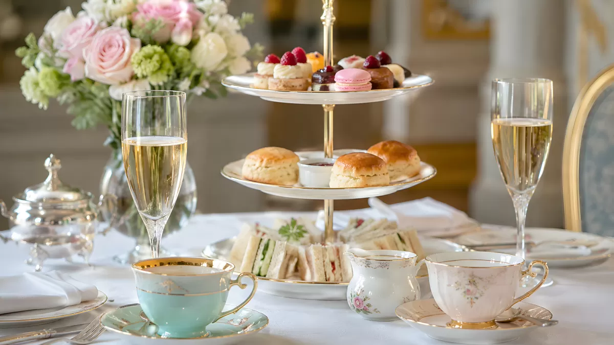 Eleganter Afternoon Tea mit Champagner und Scones