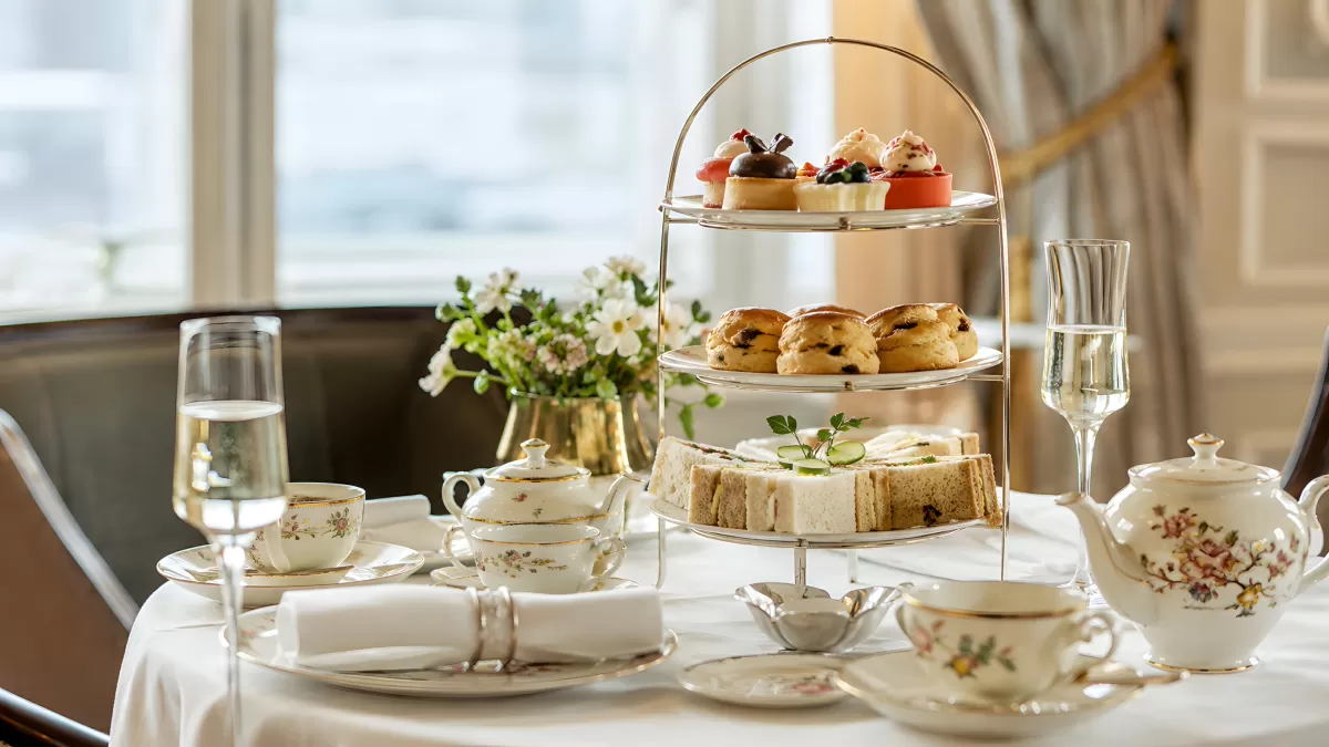 Eleganter Afternoon Tea mit Etagere und Porzellan
