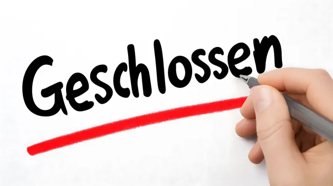 Elegantes Handlettering Geschlossen auf weißem Hintergrund