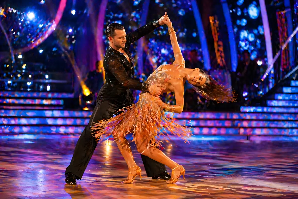 Elegantes Tanzpaar bei lateinamerikanischer Showdance-Aufführung