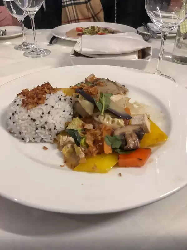 Elegantes, vegetarisches Dinner für zwei mit Gemüseteller, dazu Reis und Röstzwiebeln