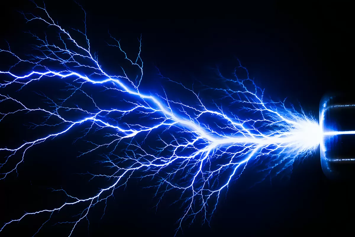 Elektrische Entladung mit blauen Blitzen im Dunkeln