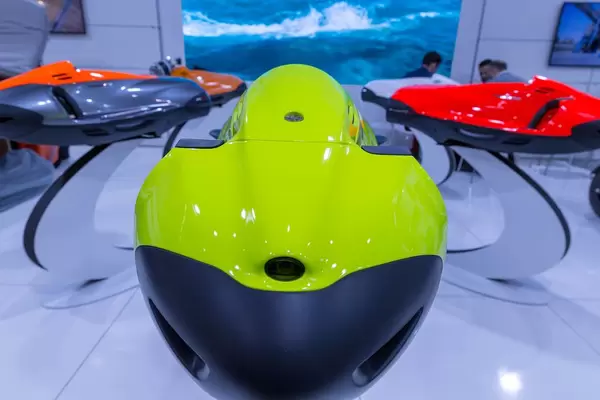 Elektrische Unterwasser-Scooter in futuristischem Design für Schwimmer und Taucher