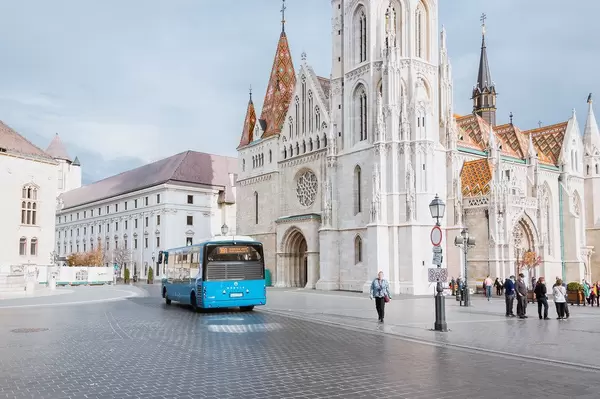 Elektrischer Bus vor der St. Matthias Kirche in Budapest, Ungarn