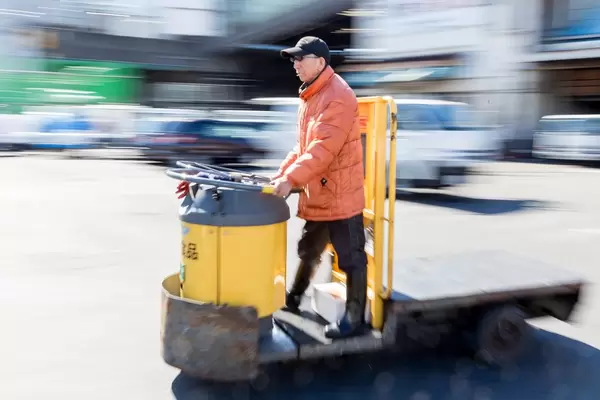 Elektrisches Fahrzeug auf dem Tsukiji Fischmarkt