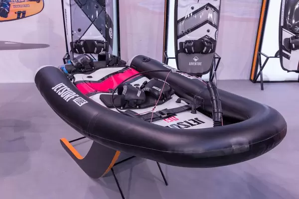 Elektrisches Surfboard mit Gummiring-Zubehör für mehr Stabilität und Auftrieb für Beginner und Kinder