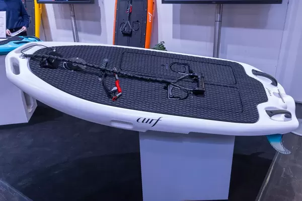 Elektrisches Surfboard von curf mit Finnen, Halteschnur und rutschfester Oberfläche